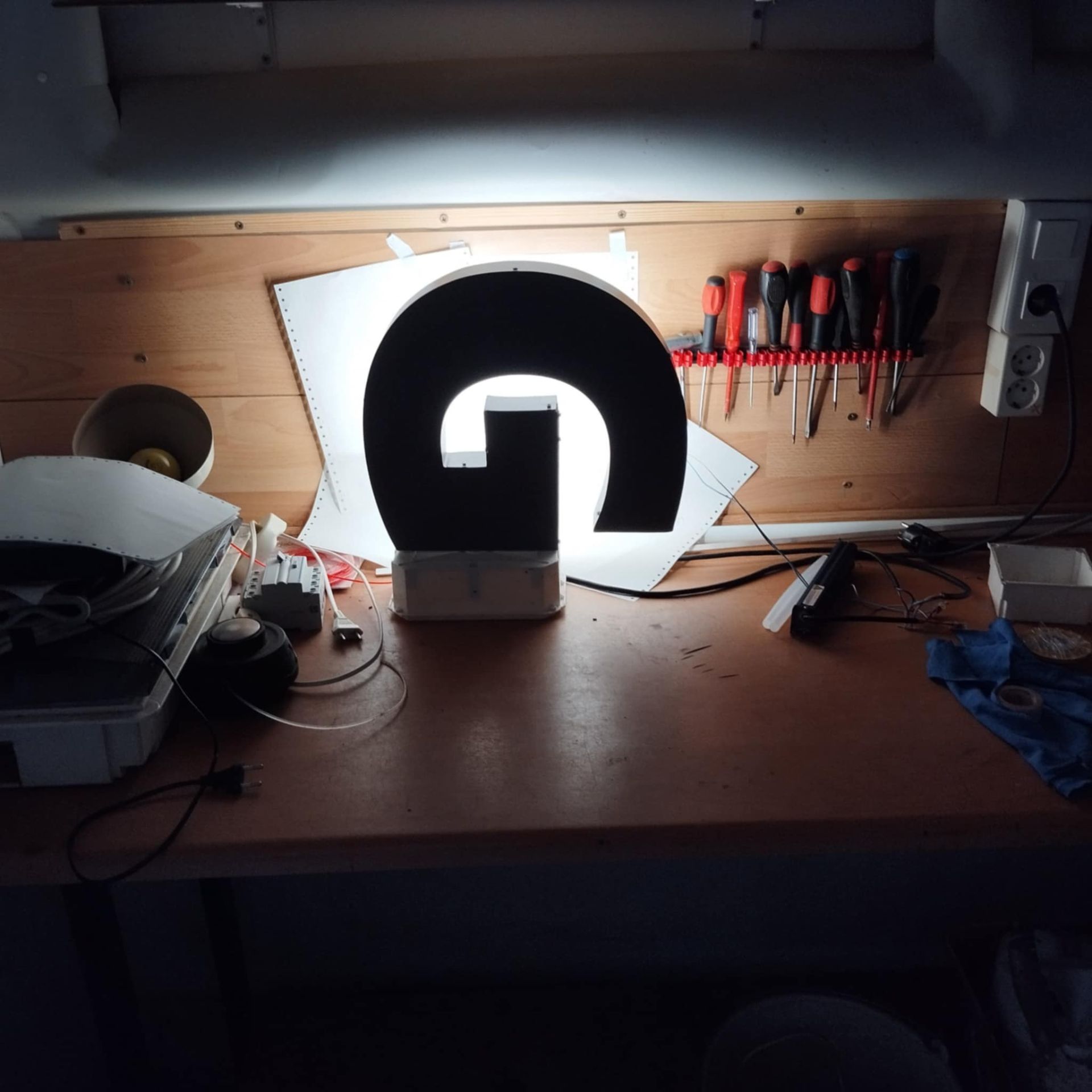 hátra világító betű