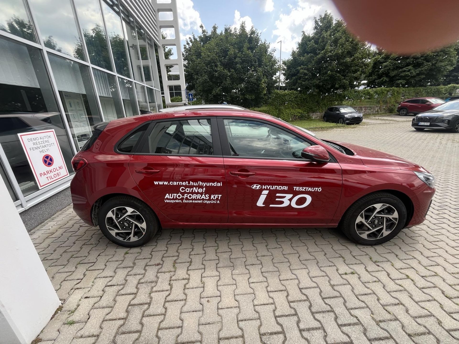 Milyen jól néz ki a bordón a fehér! 