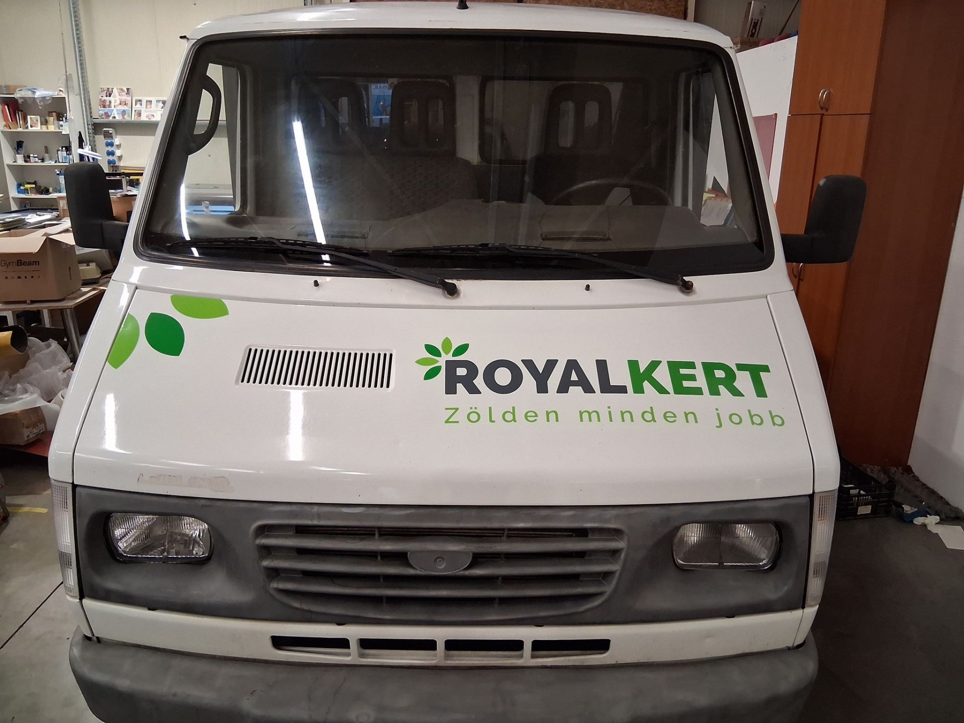 Céges gépkocsik fóliázása, feliratozása minőségi, precíz kivitelben.