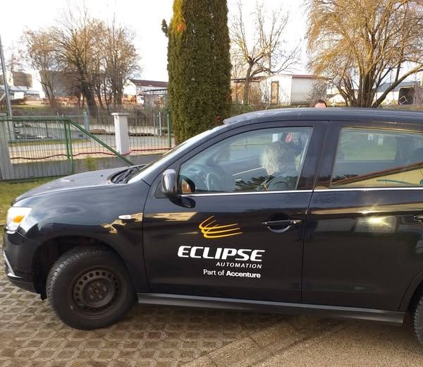 Minőségi dekorfóliázás az Eclipse Automation egyik vállalati gépkocsiján..