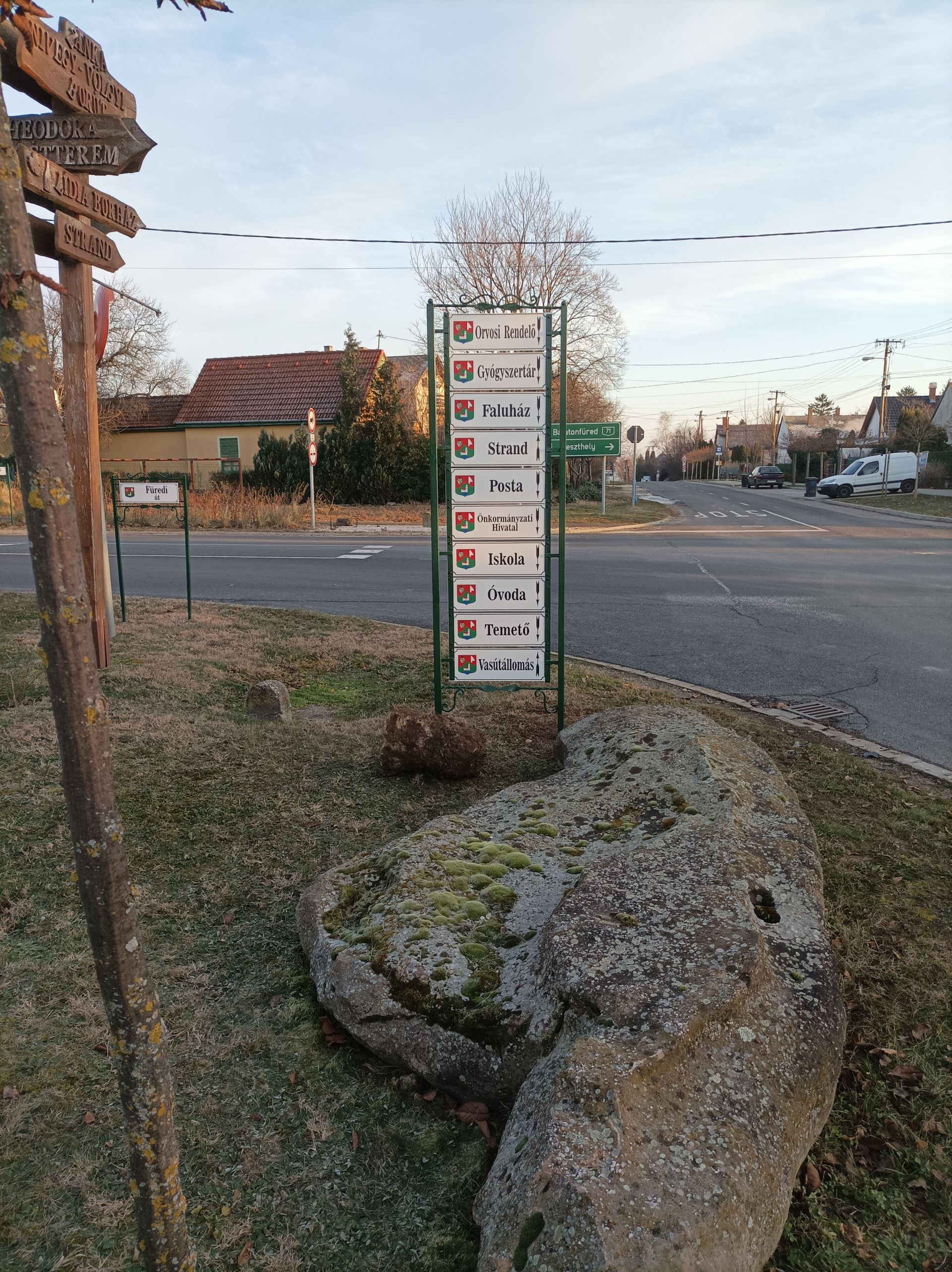 A táblát kompletten készítettük, betonozással, keret készítéssel, telepítéssel együtt!