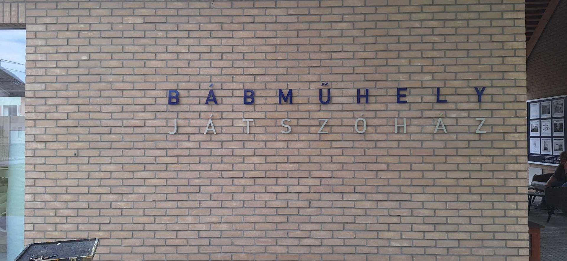 Elkészült a Bábműhely felirat is!