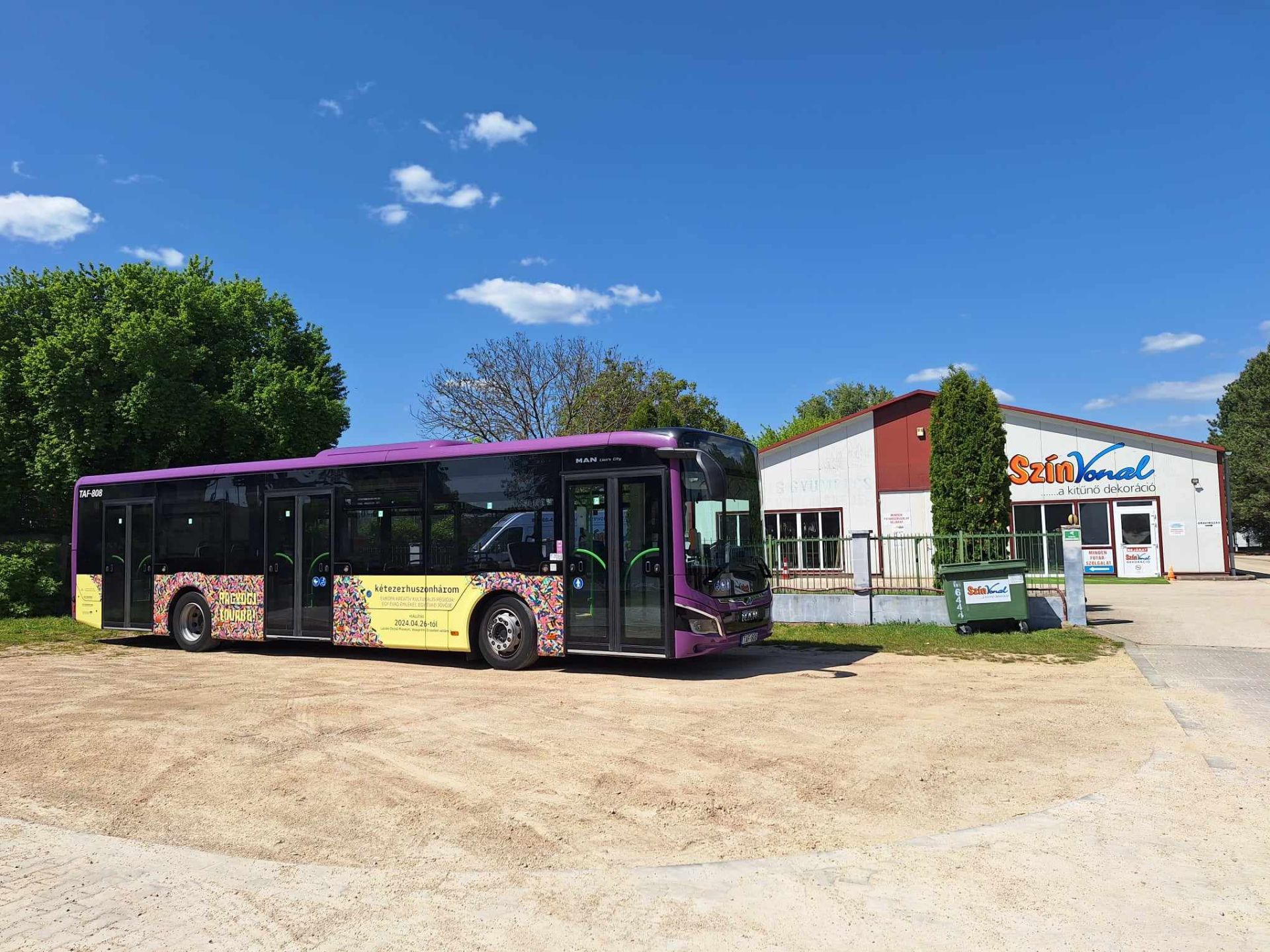 Igen, buszokra is... :) 