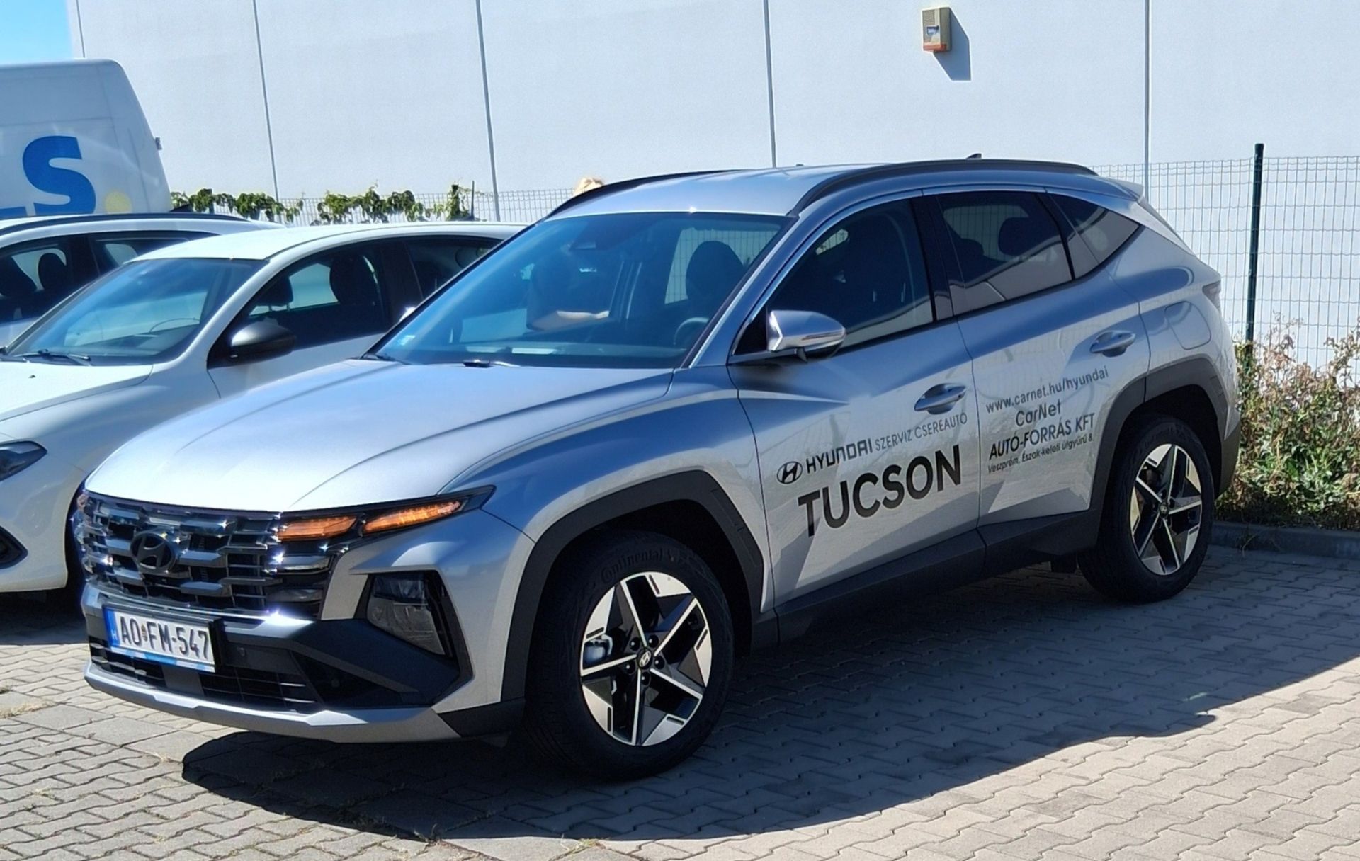 Egy ütős Tucson, különböző feliratokkal.