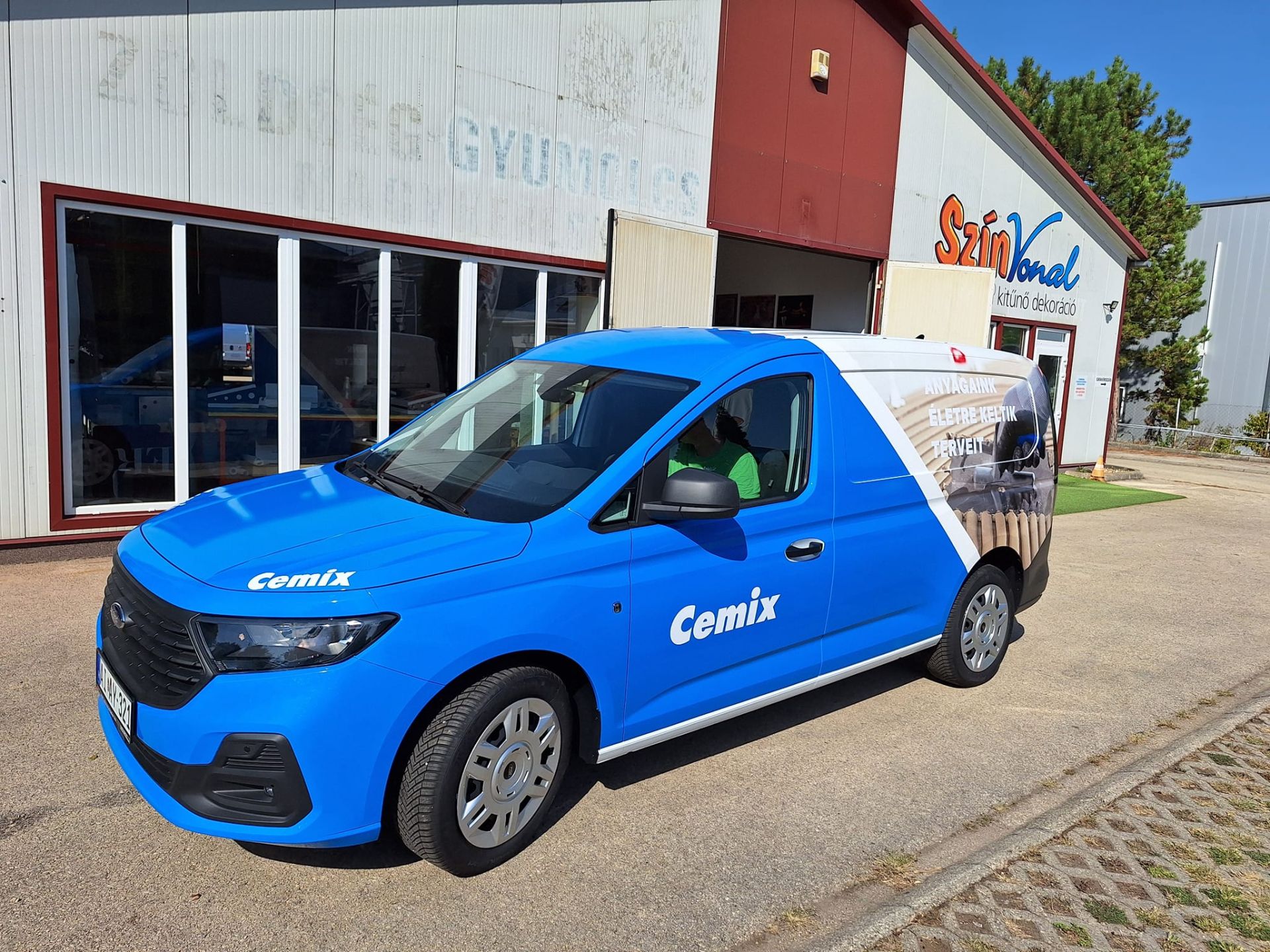 Felöltöztettük, most már munkába állhat!