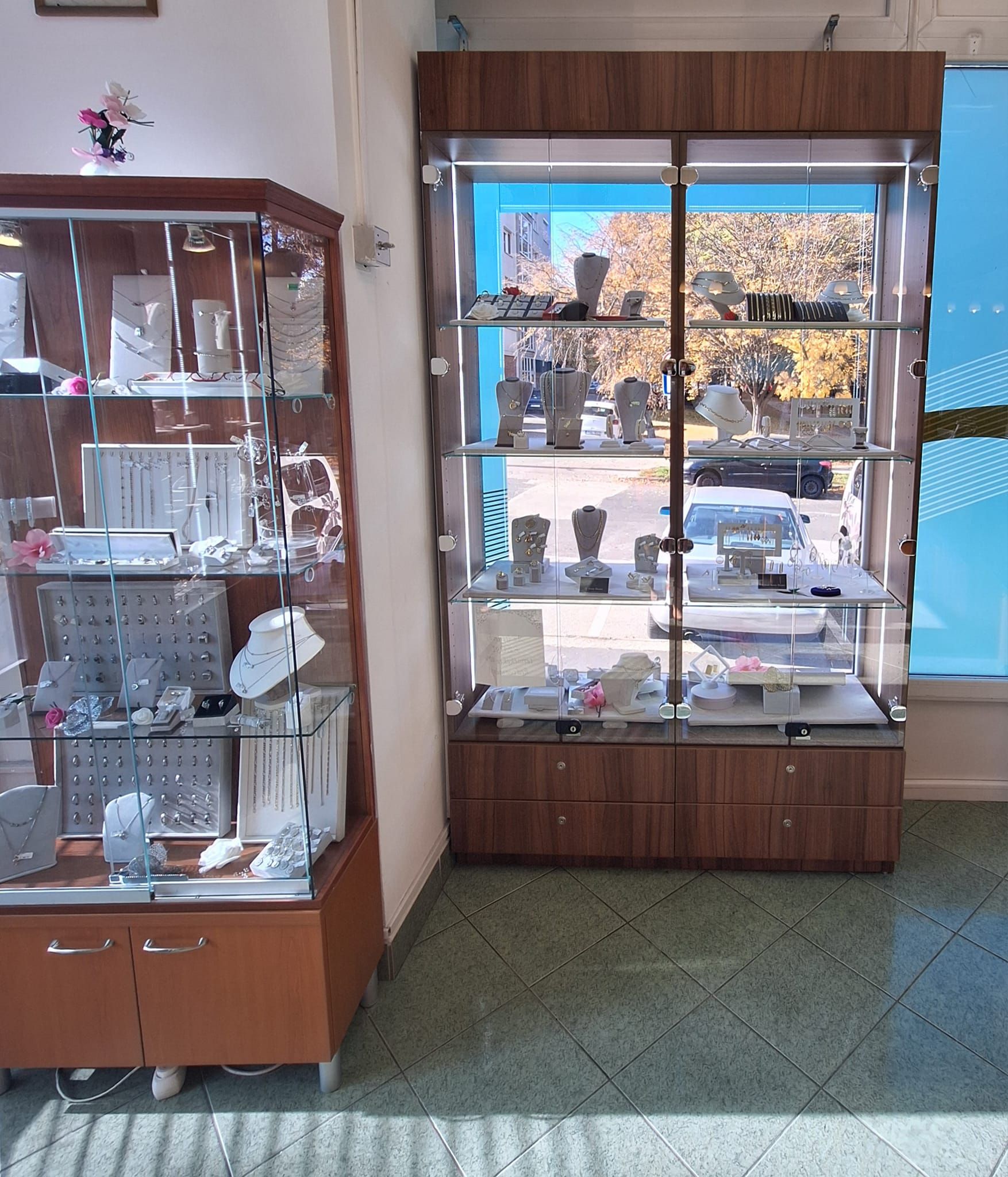 A veszprémi Bond Ékszerüzlet többféle, elütő színű bútorait fóliáztuk át. Nézd meg milyen volt, milyen lett.