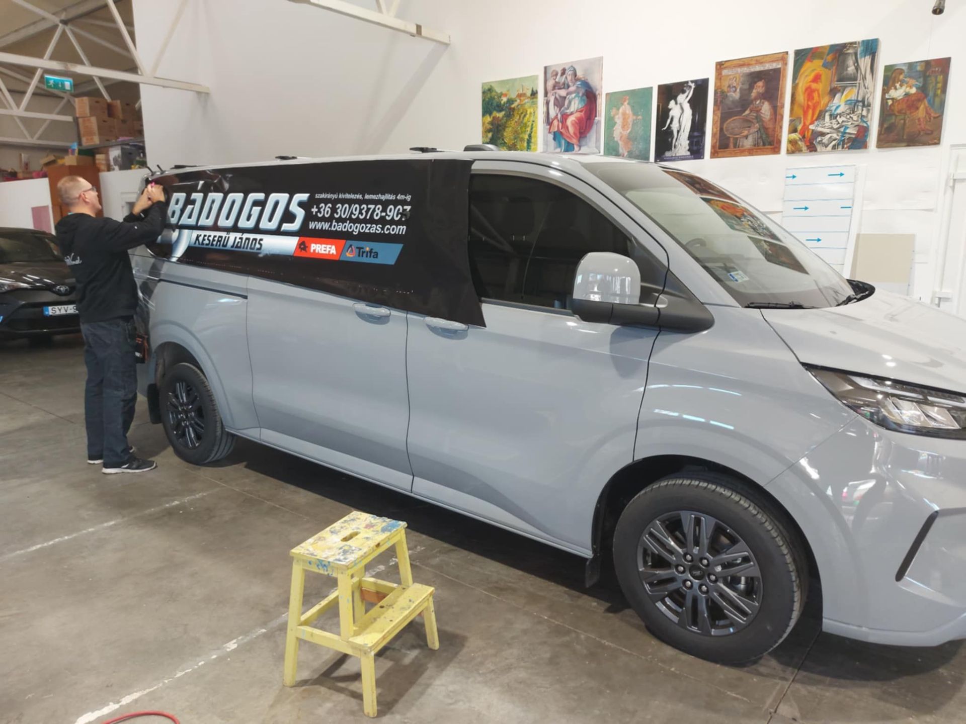 Céges gépkocsik fóliázása, feliratozása minőségi, precíz kivitelben.