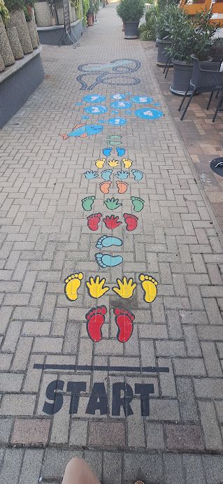 Ugróiskola festése