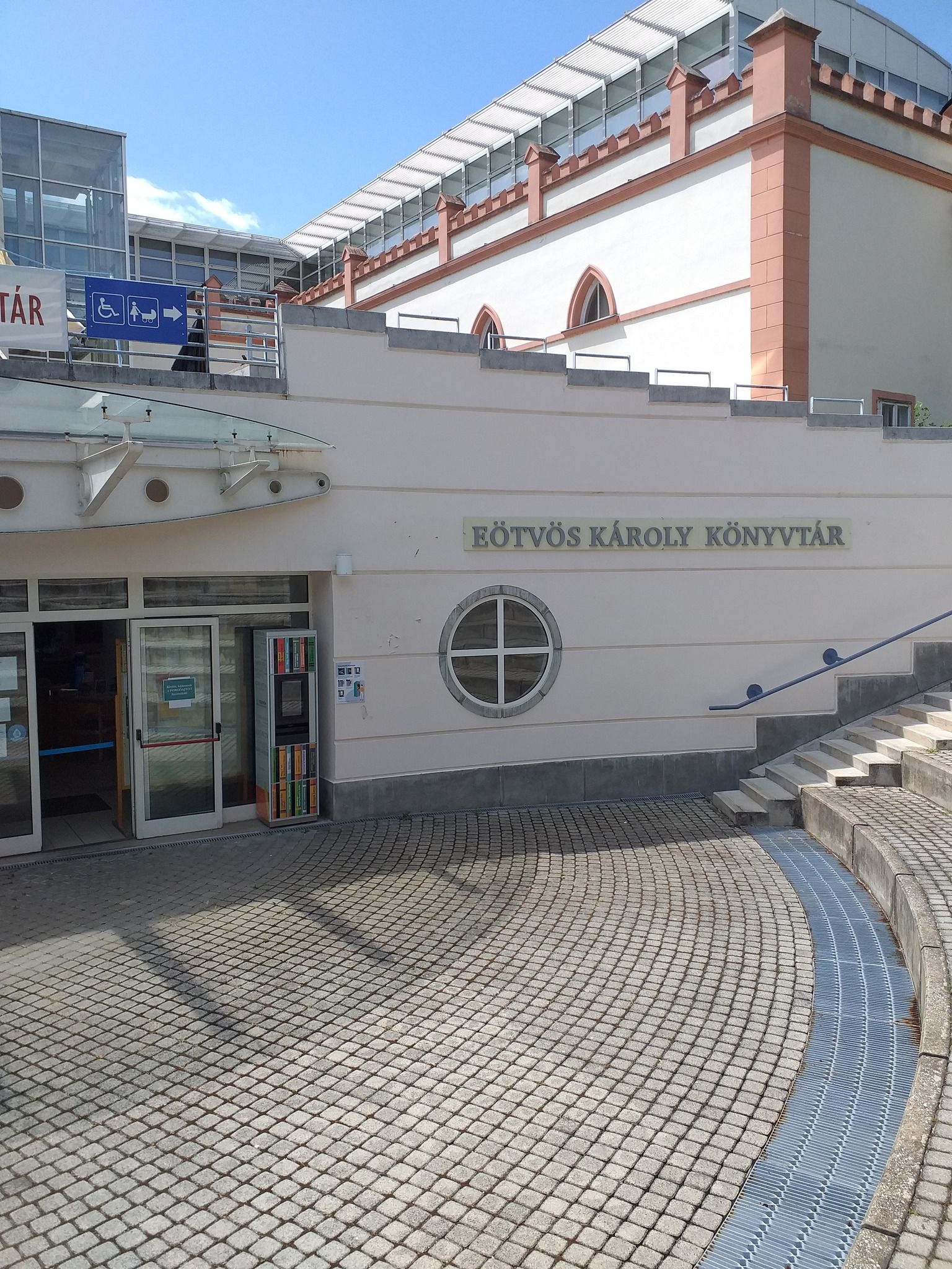 Megszépült a könyvtár felirata is! 