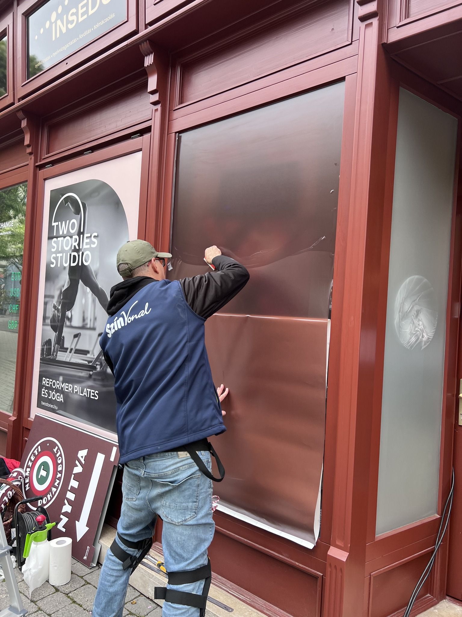 Veszprémi dekorációs műhelyünkbe profi dekoratőrt  keresünk csapat munkára!  Jelentkezés fényképes önéletrajzzal az alábbi címen:  szinvonal@gmail.com   Zsebe Attila üv. ig.   06/20/9381 -150