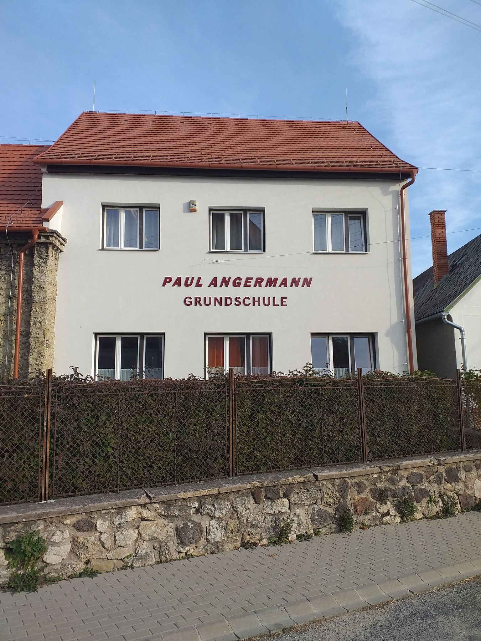 A Paul Angermann Német Nemzetiségi Nyelvoktató Általáson Iskola Városlődön már új homlokzati felirattal várja a tanulókat.