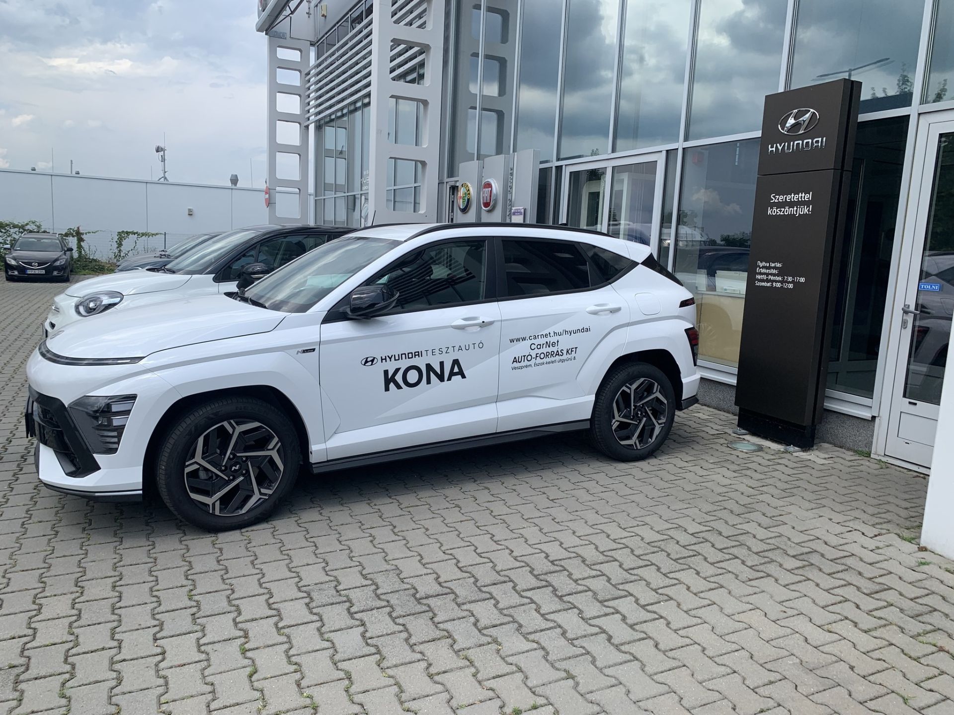 Egy gyönyörű szalonautó és az új felirata!