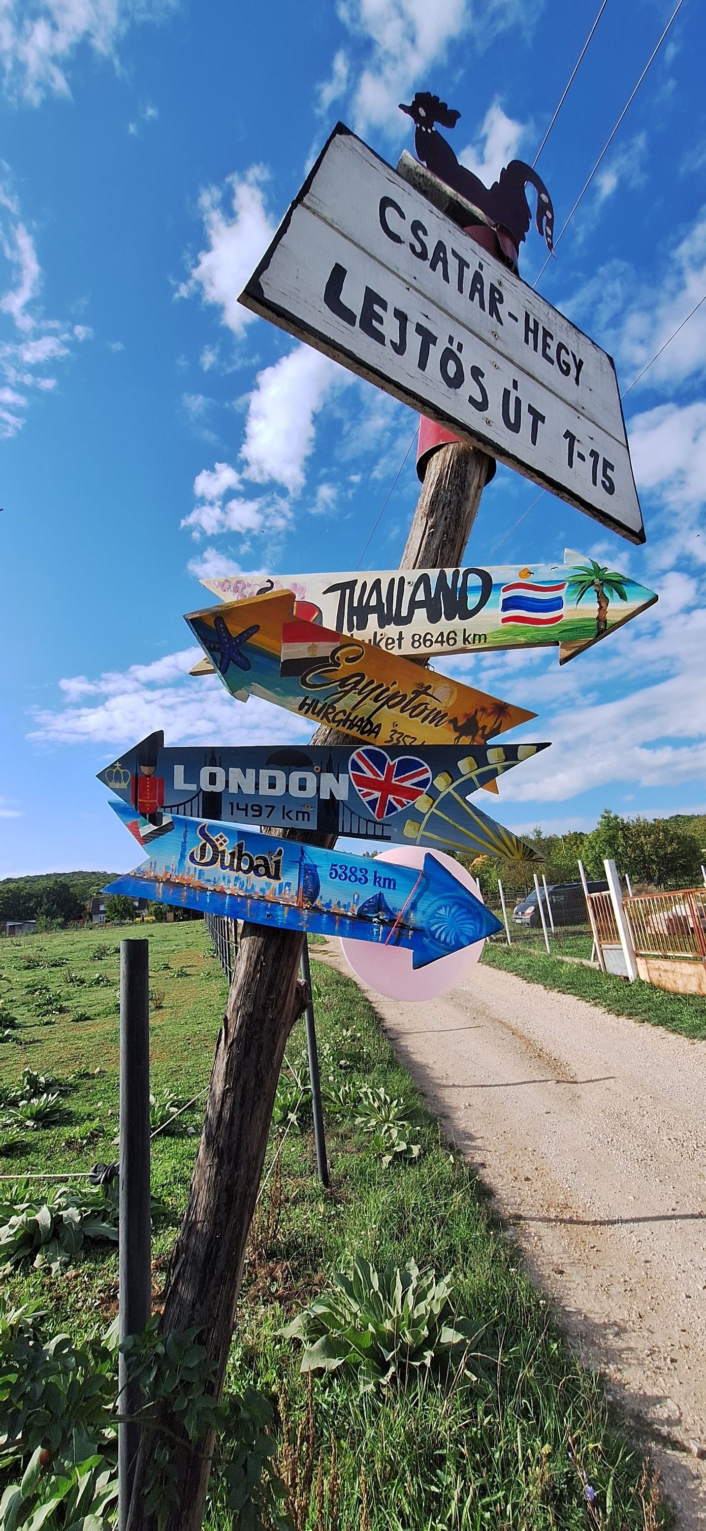 Kézzel festett, fából készült, egyedi táblák.