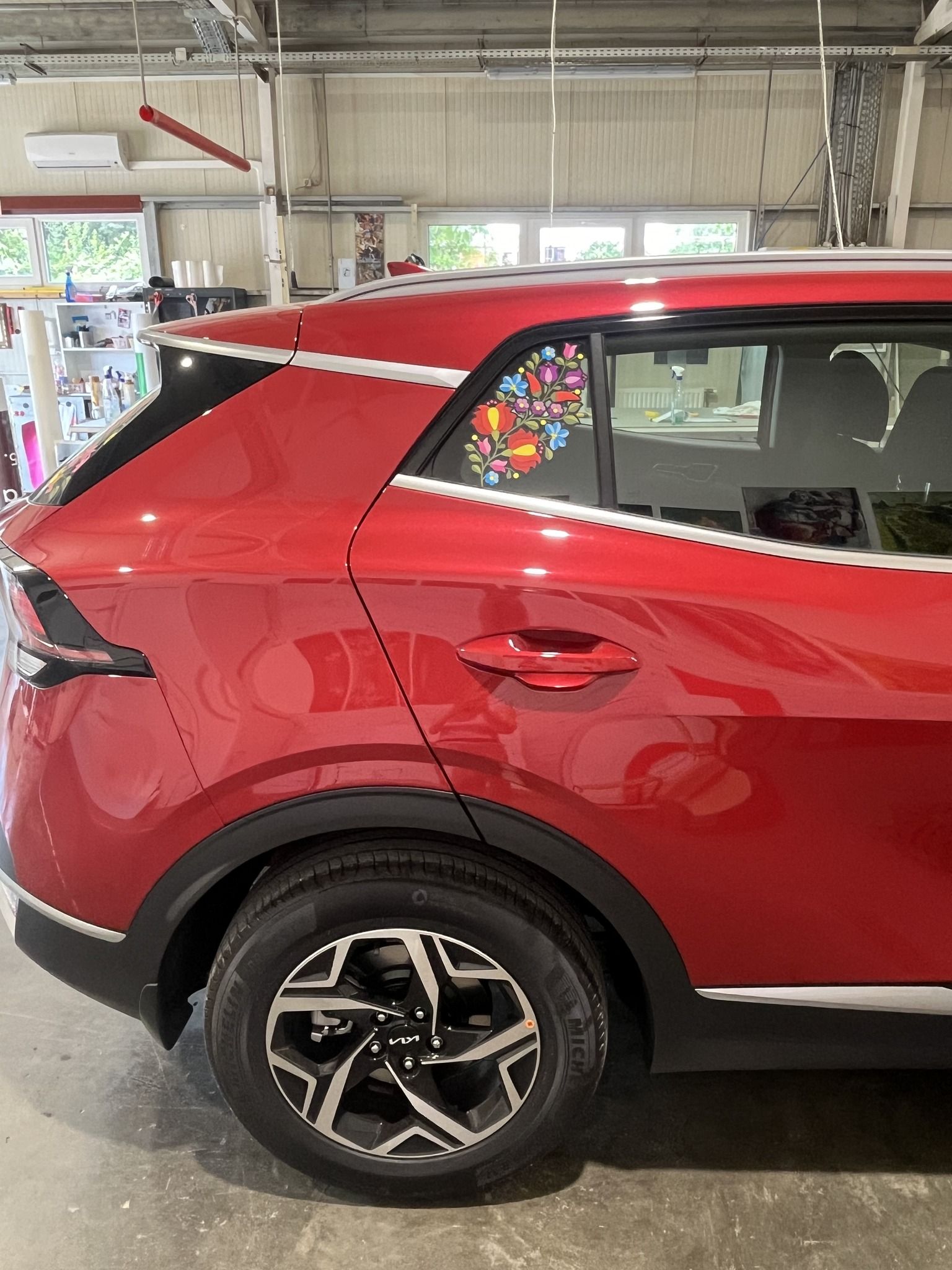 Alapszínhez illő népies mintázat! 