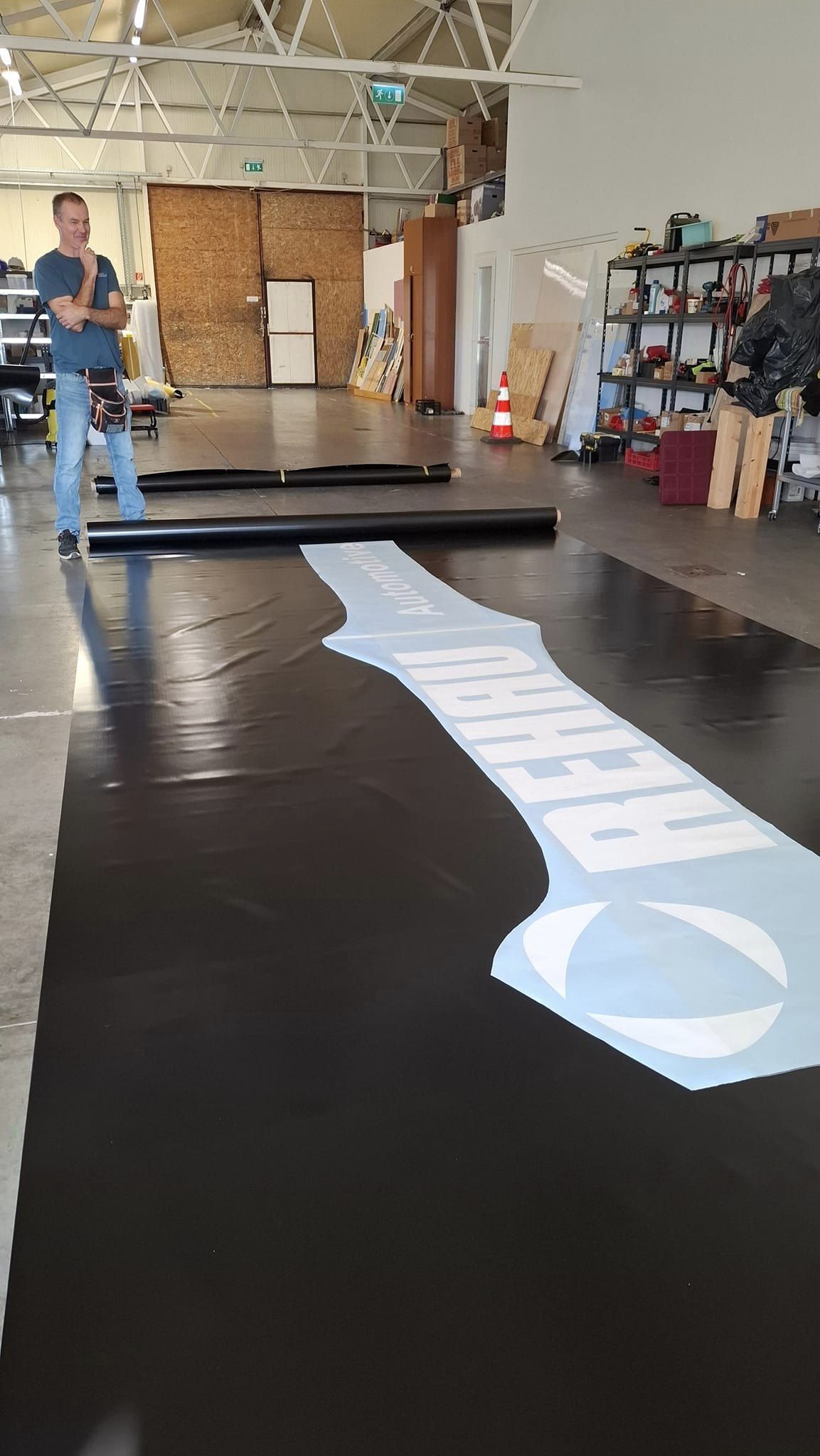 Kollégáink szorgosan dolgoznak a REHAU óriás ponyváin.