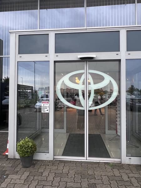 Készül a Toyota felirat! 