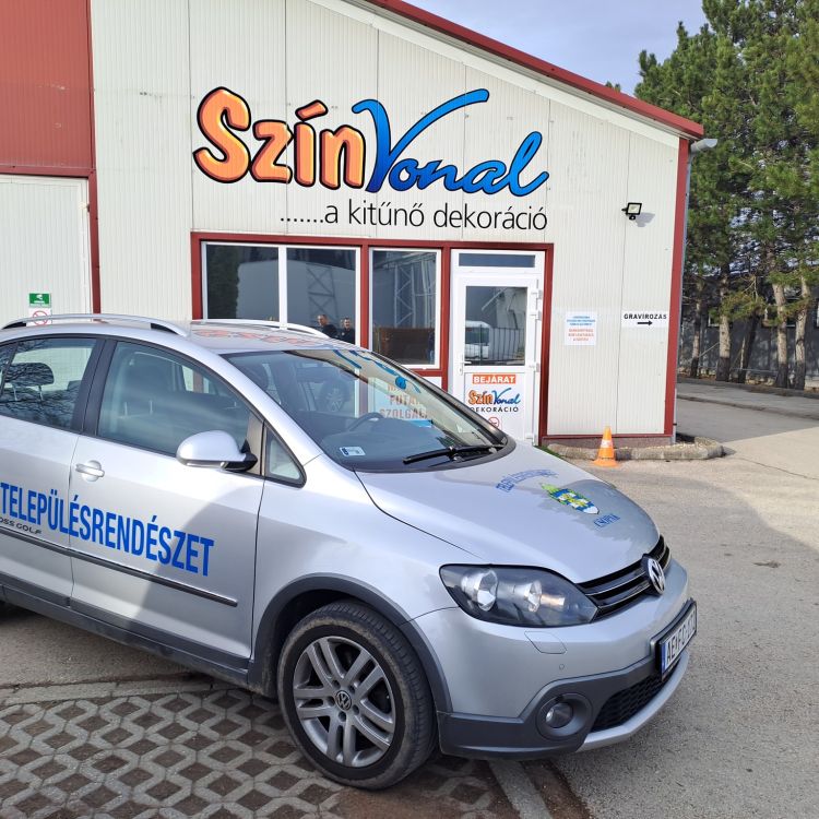 Elkészült a legújabb mű, nagyon büszkék vagyunk rá, mert ez egy különleges technikával készült munka.  Fényvisszaverő fóliára nyomtattuk és lamináltuk a feliratot és Csopak címért! 